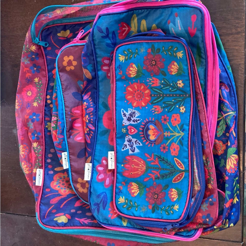 Natural life packing cubes …in new condition….beautiful colors